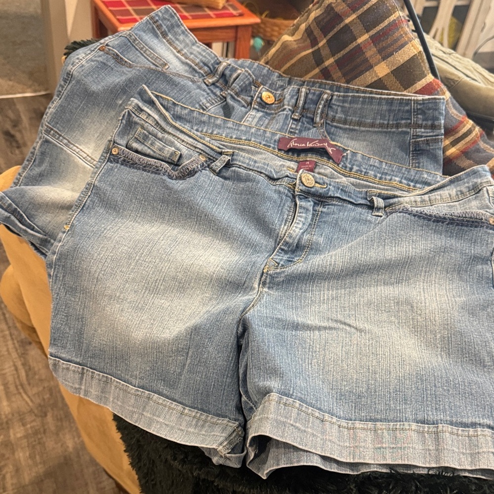 A Women's Blue Denim Shorts